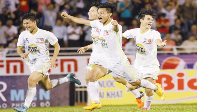 U21 HAGL thắng mà lo Các cầu thủ U21 HA.GL ăn mừng chiến thắng giành quyền vào chung kết. Ảnh: VSI