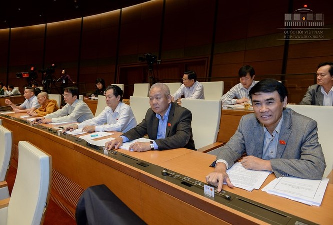 Một đạo luật đề cao quyền con người Các đại biểu Quốc hội thông qua Luật tạm giữ, tạm giam.