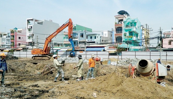 Tốn nghìn tỷ lấp kênh rồi lại đào Nhà thầu đang nạo vét, khôi phục lại kênh Hàng Bàng, đoạn từ đường Lò Gốm đến đường Bình Tiên. Ảnh: LT