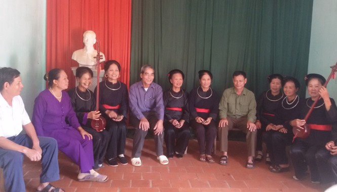 Dũng sĩ… hát then Ông Công (thứ 4 từ trái qua) cùng CLB hát then thôn 13.