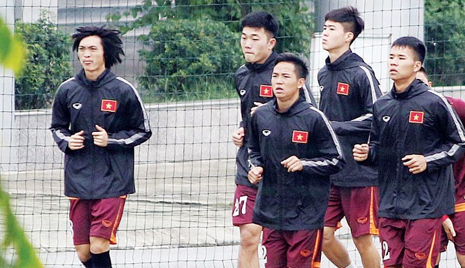 Chấn thương đe dọa tuyển U23 Việt Nam Tuấn Anh (trái) và các đồng đội bị chấn thương nhẹ tập riêng trong buổi tập sáng 9/12. Ảnh: VSI