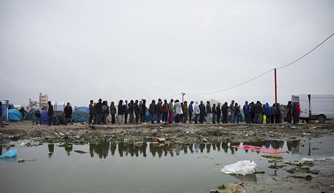 Kinh hoàng trại tị nạn trong rừng Calais, Pháp Xếp hàng dài nhận đồ ăn hàng ngày.