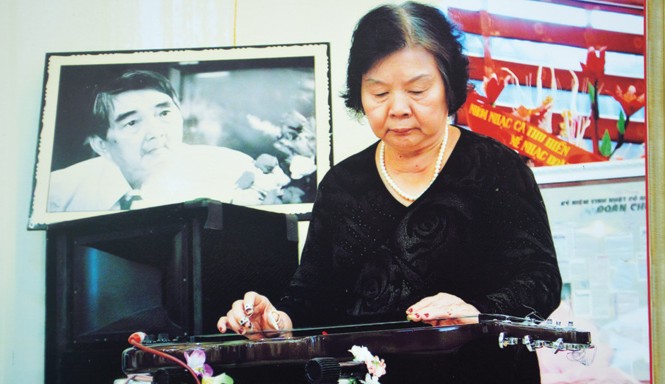 Thuở trâm cài - bài hát “bí ẩn” của Đoàn Chuẩn Bà Bạch Liên chơi đàn guitar Hawaii tưởng nhớ nhạc sĩ Đoàn Chuẩn.