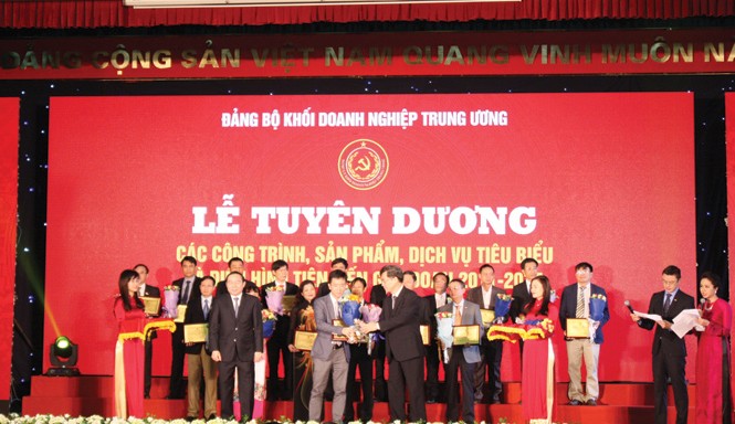 Doanh nghiệp “vượt khó” làm sản phẩm “Made in Việt Nam” Sản phẩm và dịch vụ do VNPT Technology cung cấp được ghi nhận tại Lễ Tuyên dương các công trình, sản phẩm dịch vụ tiêu biểu và điển hình tiên tiến giai đoạn 2011 – 2015 của Ðảng bộ khối Doanh nghiệp Trung ương. Ảnh: T.Anh