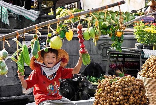 Bồng bềnh với “văn hóa nổi” Chú bé với cây “bẹo” của thuyền bán trái cây.