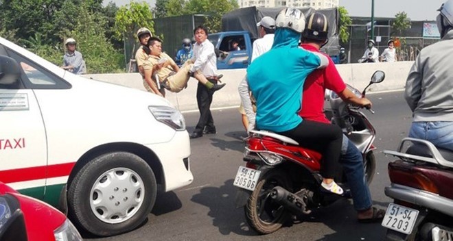 Điều tra vụ CSGT bị tông gãy chân
Thanh niên không cố ý lái xe tông CSGT gãy chân
21:07 16/02/2016
1
3.5k
3.5k
1
Điều khiển xe chạy với tốc độ cao nên khi bị CSGT ra hiệu lệnh dừng, Ấn bị bất ngờ đã tông mạnh vào thượng úy Hải khiến 3 người bị thương nặng