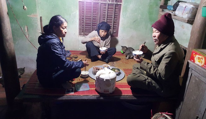 Cán bộ điều tra có dấu hiệu tùy tiện, trái pháp luật 11 năm nay, bữa cơm của gia đình không còn có sự hiện diện của ông Triển. Trong ảnh là bố mẹ ông Triển (bìa phải) và bà Vuông - vợ ông Triển (bìa trái)
