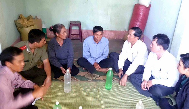 Khi 'giáo chủ' cải tà quy chính Cán bộ thăm hỏi, động viên bà Y Gyin.