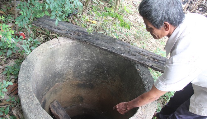 Mòn mỏi chờ nước sạch Giếng nước nhà ông Phạm Văn Phước bị nhiễm phèn, mặn không thể sử dụng.