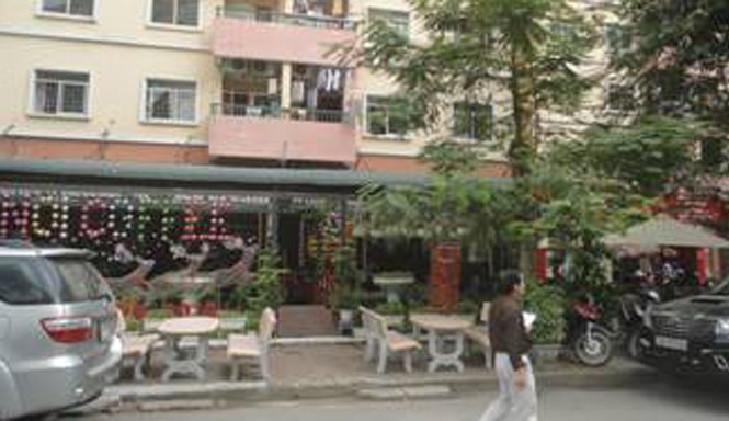 Choán hết vỉa hè Choán hết vỉa hè