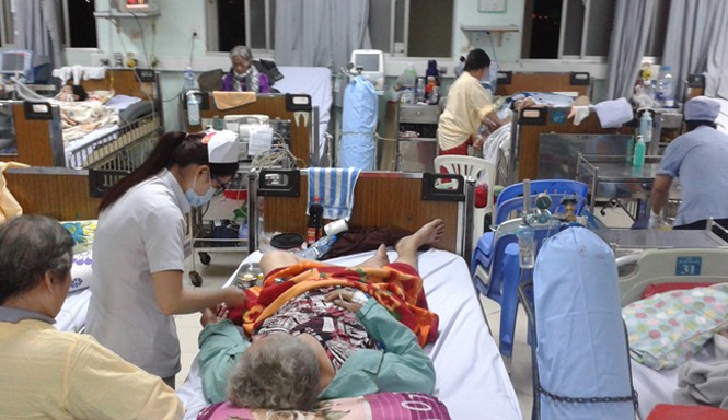 'Mùa xuân nho nhỏ' trong nhà thương Giờ khắc giao thừa trong khoa Hồi sức tim mạch, Bệnh viện Nhân dân 115. Ảnh: T.N.A