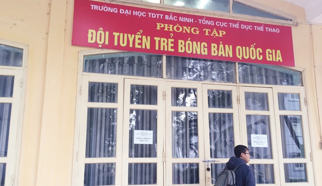 Không kỷ luật HLV đánh roi vận động viên Bên ngoài phòng tập của ĐT bóng bàn trẻ tại trường ĐH TDTT Từ Sơn. Ảnh: CTV