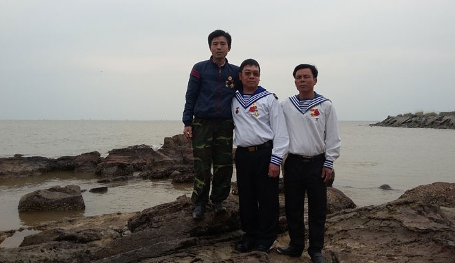 Liệt sĩ trở về Từ trái sang: Các cựu chiến binh Lê Hữu Thảo, Nguyễn Văn Thống, Lê Văn Đông tại vùng biển Đồ Sơn (Hải Phòng), mong một ngày được trở lại Trường Sa. Ảnh do nhân vật cung cấp