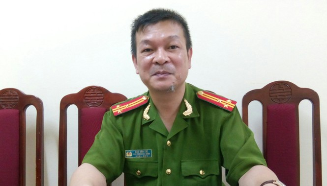 Đình chỉ cảnh sát bị tố nhổ nước bọt trước mặt dân Thượng tá Cao Văn Lộc, Phó trưởng Công an quận Đống Đa, trao đổi với PV. Ảnh: Minh Đức