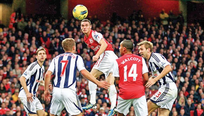Bản quyền Ngoại hạng Anh: Các nhà đài tự đàm phán? Một pha bóng trong trận Arsenal gặp West Bromwich 2016.