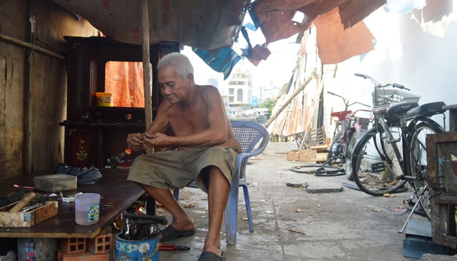 'Ổ chuột' giữa Sài Gòn Ông Hồng cho biết, dù được tái định cư ở chung cư nhưng ông không ở mà đi thuê nhà vì dễ kiếm tiền, tiện hơn chung cư.