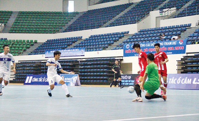 Futsal vắng khách sau kỳ tích giành vé World Cup Các trận đấu ở giải futsal VĐQG luôn diễn ra trong cảnh vắng bóng khán giả. Ảnh: TSB