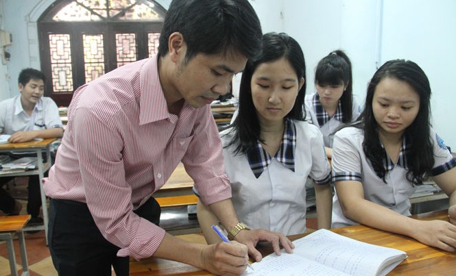 Nghị lực phi thường của cô gái câm điếc bẩm sinh Khả Ái (ngồi giữa) đang được thầy giáo tận tình chỉ bài.