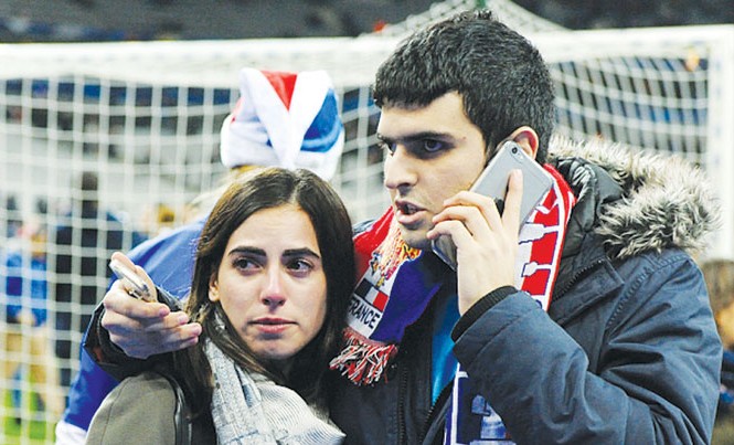 Euro 2016 lo lắng với âm mưu khủng bố CĐV lo lắng gọi điện sau khi biết tin những kẻ khủng bố đánh bom ngay bên ngoài sân Stade de France ngày 13/11 năm ngoái. Ảnh: BPI