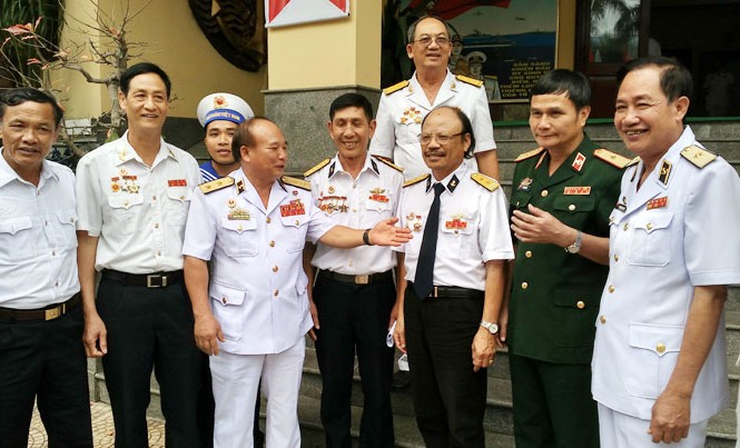 Những 'rái cá' xuất quỷ nhập thần Phó đô đốc Nguyễn Văn Tình, anh hùng lực lượng vũ trang, nguyên Chính ủy quân chúng Hải quân (thứ 3 từ trái sang), cùng các cựu binh đặc công nước gặp gỡ, ôn lại truyền thống vào ngày kỷ niệm 50 năm thành lập đặc công hải quân.