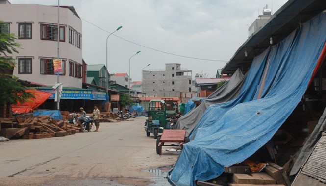 Bảo kê chợ gỗ, băng nhóm Minh 'Sâm' thu hơn 5 tỷ đồng Nhiều lái xe, chủ gỗ đã phải nộp “phí” cho băng nhóm của Minh “sâm” khi vào chợ gỗ Phù Khê Đông.