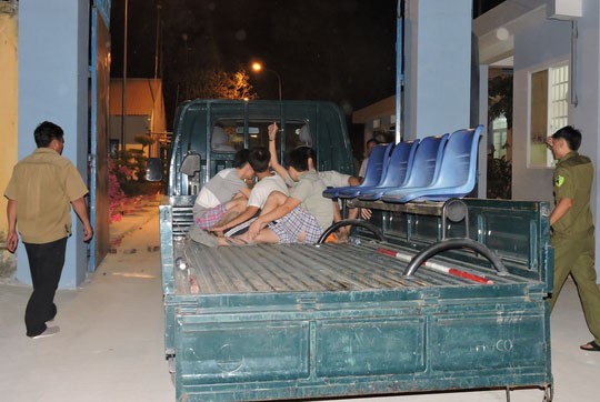 Lộ nguyên nhân vụ hơn 400 học viên cai nghiện trốn trại Một số học viên đã được đưa trở lại trung tâm. Ảnh: Người lao động