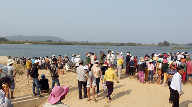 9 học sinh bị chết đuối: Tang thương nơi hạ nguồn Trà Khúc 9 học sinh bị chết đuối: Tang thương nơi hạ nguồn Trà Khúc