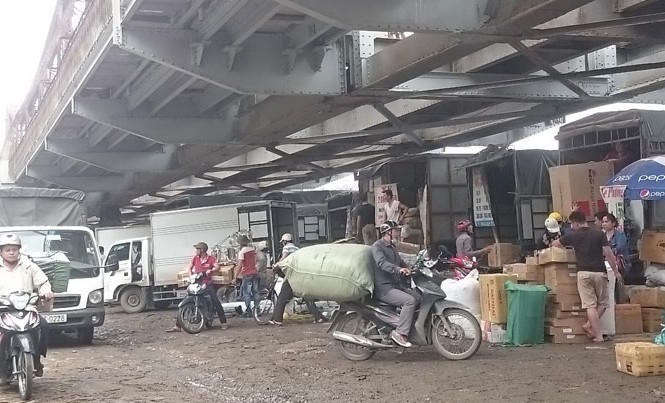 Gầm cầu Long Biên biến thành chợ Gầm cầu Long Biên biến thành điểm tập kết, trung chuyển hàng hóa của các tiểu thương.