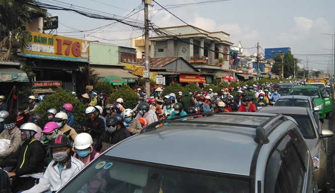 Rừng người đổ về TPHCM, Hà Nội sau kỳ nghỉ lễ Hàng vạn người trở lại TPHCM sau dịp nghỉ lễ. Ảnh: Ngô Bình