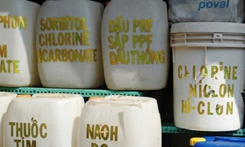Dễ dàng đầu độc người dân Hóa chất bày bán tại chợ Kim Biên đươc đựng trong những thùng nhựa, không ghi rõ nhãn mác hay cách sử dụng. Ảnh: Dân Trí