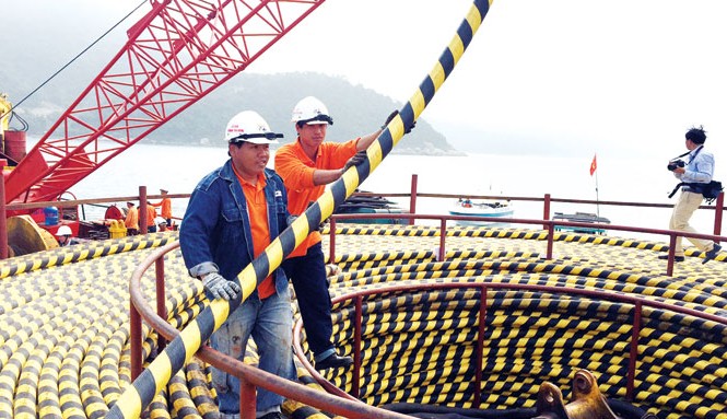 Sớm đón điện lưới quốc gia về Cù Lao Chàm Công nhân thi công kéo cáp ngầm qua biển để cấp điện cho đảo Cù Lao Chàm.