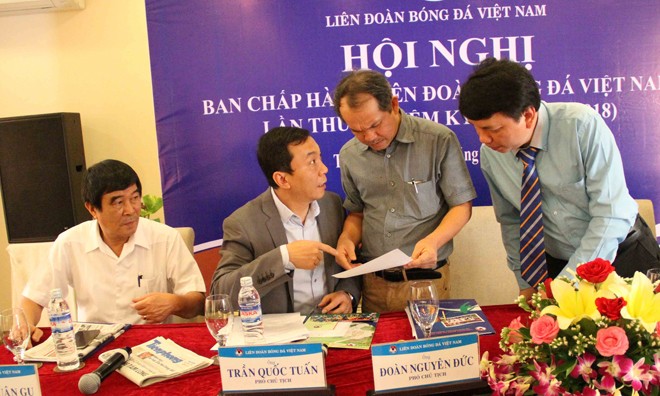 Liên đoàn Bóng đá Việt Nam: Ai làm, ai chơi? Các lãnh đạo VFF trao đổi công việc trước cuộc họp BCH VFF đầu năm 2016. Ảnh: VSI