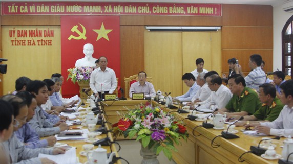 Hai bộ, bốn tỉnh họp vụ cá chết: Lúng túng khuyến cáo người dân Thứ trưởng Bộ NN&PTNT Vũ Văn Tám ngày 23/4 cho biết vẫn chưa tìm ra nguyên nhân cá chết hàng loạt. Ảnh: Minh Thùy