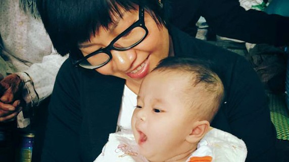 Nhà báo điều tra Thu Trang: Chỉ muốn nhen lên một ngọn lửa… Nhà báo Nguyễn Thu Trang trong một chuyến đi từ thiện.