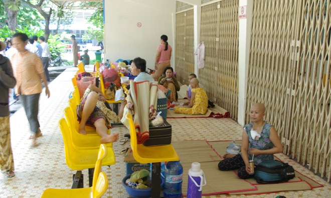 Bệnh viện “khởi công hụt”, người bệnh nằm hành lang Bệnh nhân ung thư vẫn nằm gầm giường, hành lang trị bệnh.