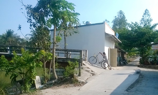 Nhà trưởng ấp xây trái phép vẫn tồn tại “Vồng khoai” đã được giảm độ cao nhưng nhà xây trái phép của trưởng ấp vẫn tồn tại, một cánh cửa mở ra chiếm hết gần một phần ba đường đi.