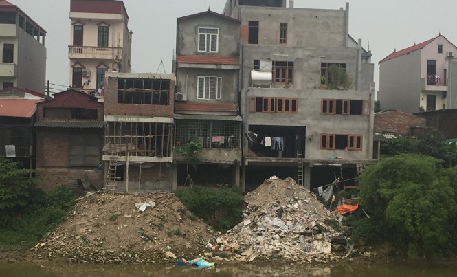 Thi nhau “bức tử” sông Ngũ Huyện Khê Các công trình lấn chiếm lòng sông vẫn đang được gấp rút hoàn thiện. Ảnh: Trần Hoàng