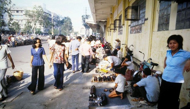 Mở lòng đất phương Nam Năm 1975, vỉa hè ở TPHCM được bung ra hết cỡ, nhà nhà, người người đều ra vỉa hè buôn bán.