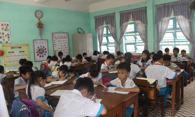 Quá tải trường học gần khu công nghiệp Trường Tiểu học Phan Ngọc Nhân phải bố trí nhiều lớp 40 học sinh/phòng trong điều kiện nóng bức. Ảnh: Đào Phan