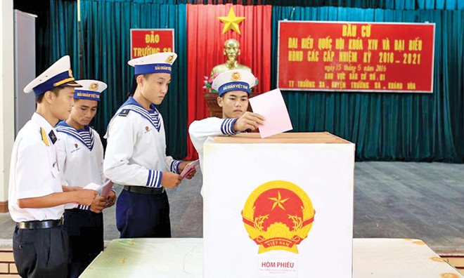 Lá phiếu nơi đầu sóng Những chiến sĩ trẻ ở đảo Trường Sa lần đầu tiên được thực hiện quyền công dân. Ảnh: Tuyết Vân