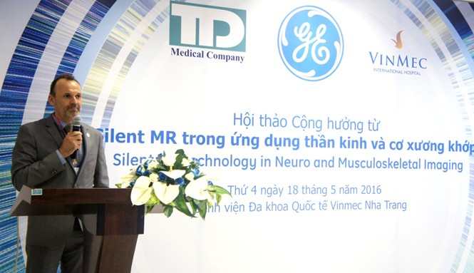 Lần đầu tiên ứng dụng chụp cộng hưởng từ “không tiếng ồn” tại Vinmec Nha Trang Bác sĩ Christopher Ahlers tham gia Hội thảo với hai bài giảng chuyên sâu về kĩ thuật ứng dụng trong chụp cộng hưởng từ não.