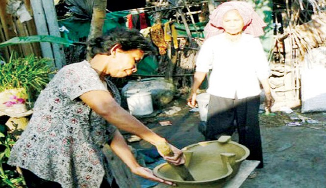 Nghề nắn nồi dưới chân núi Người Khmer đang nắn nồi đất. Ảnh: Tùng Huyên