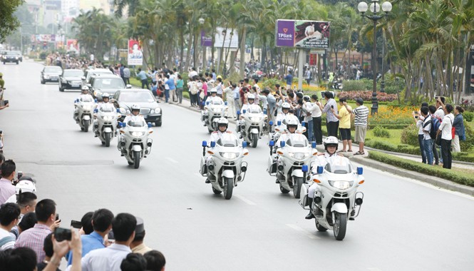 Nghe chuyện dẫn đoàn, bảo vệ Tổng thống Obama ở Hà Nội Lực lượng CSGT cùng đặc vụ dẫn đoàn Tổng thống Obama trên đường Nguyễn Chí Thanh-Hà Nội sáng ngày 23/5. Ảnh: Như Ý