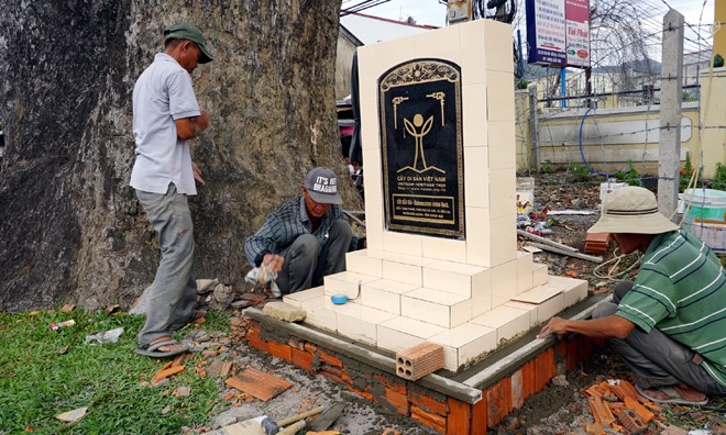 Cây di sản, bia không “di sản” Cây di sản, bia không “di sản”
