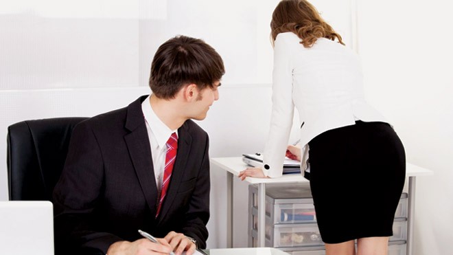 Quấy rối tình dục nơi làm việc: Thị dâm, khẩu dâm cũng là quấy rối Một cái nhìn thô tục cũng bị xem là hành vi quấy rối tình dục (Ảnh: minh họa)