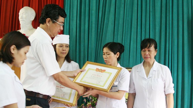 Cần có cơ quan chuyên bảo vệ người tố cáo tham nhũng Khen thưởng bác sỹ Hoàng Thị Nguyệt cùng đồng nghiệp trong việc tố cáo nhân bản kết quả xét nghiệm tại BV Hoài Đức (Hà Nội). Ảnh: Thái Hà