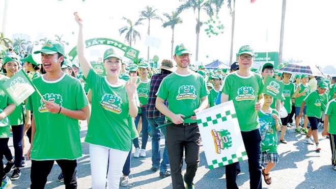 Chung tay phát triển tầm vóc thế hệ trẻ em Việt Đại diện nhãn hàng MILO đi bộ đồng hành cùng học sinh và phụ huynh