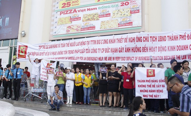 Lùm xùm giữa Big C Đà Nẵng và chủ tòa nhà: Chưa có hồi kết Hàng trăm nhân viên siêu thị Big C Đà Nẵng phản đối DMC liên tục cắt nước, bít lối vào nhà xe… gây ảnh hưởng đến hoạt động kinh doanh của siêu thị. Ảnh: Thanh Trần