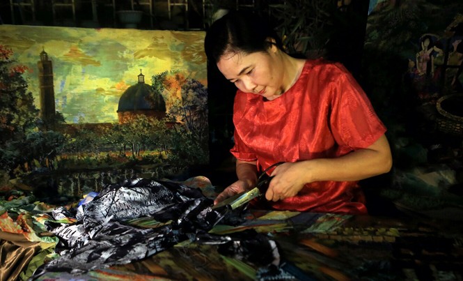 “Bà đồng nát” vẽ tranh Họa sĩ Thanh Thục.