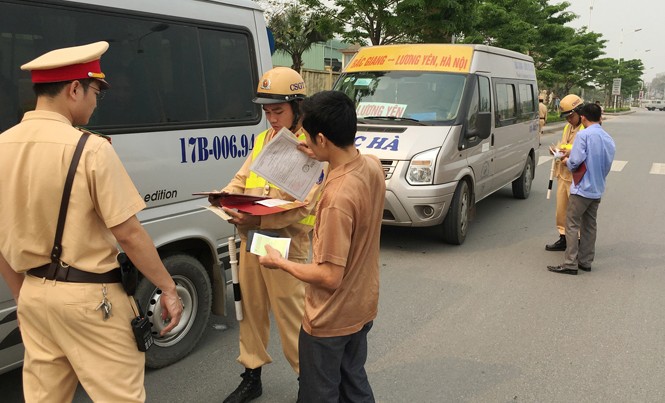 Đình tài đến 3 tháng xe khách, taxi “rùa bò” Hàng chục xe khách vi phạm bị đình tài đến 3 tháng. Ảnh: Anh Trọng